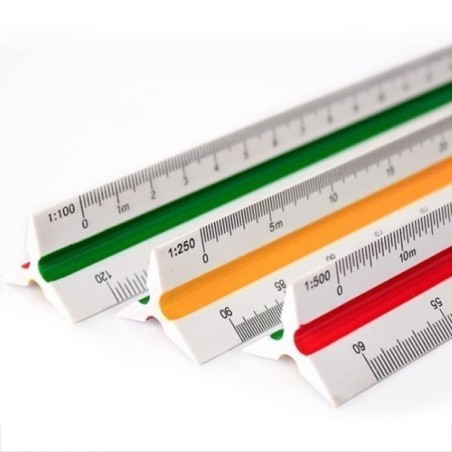 Règle en plastique graduée triangulaire